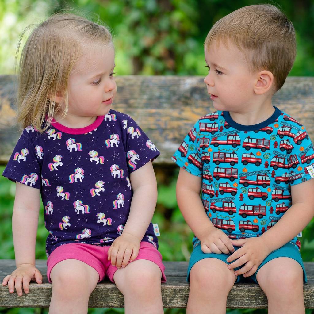 2 Kinder mit bunten T-Shirts und kurzer Hose