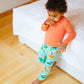 Junge an Bett lehnen im Babauba-Look