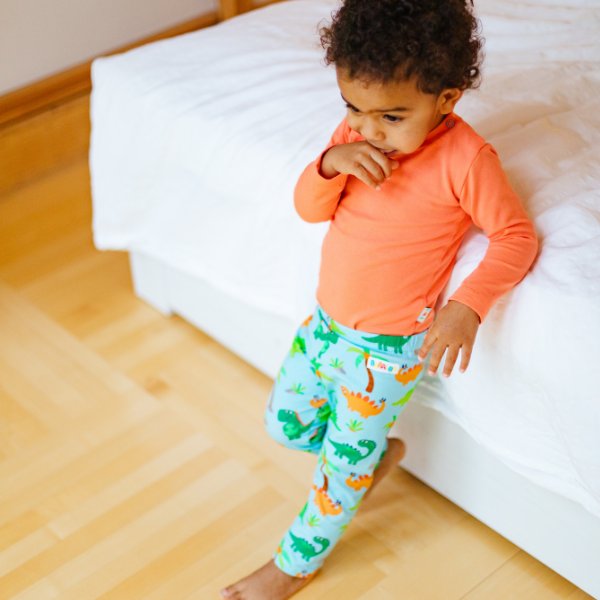 Junge an Bett lehnen im Babauba-Look