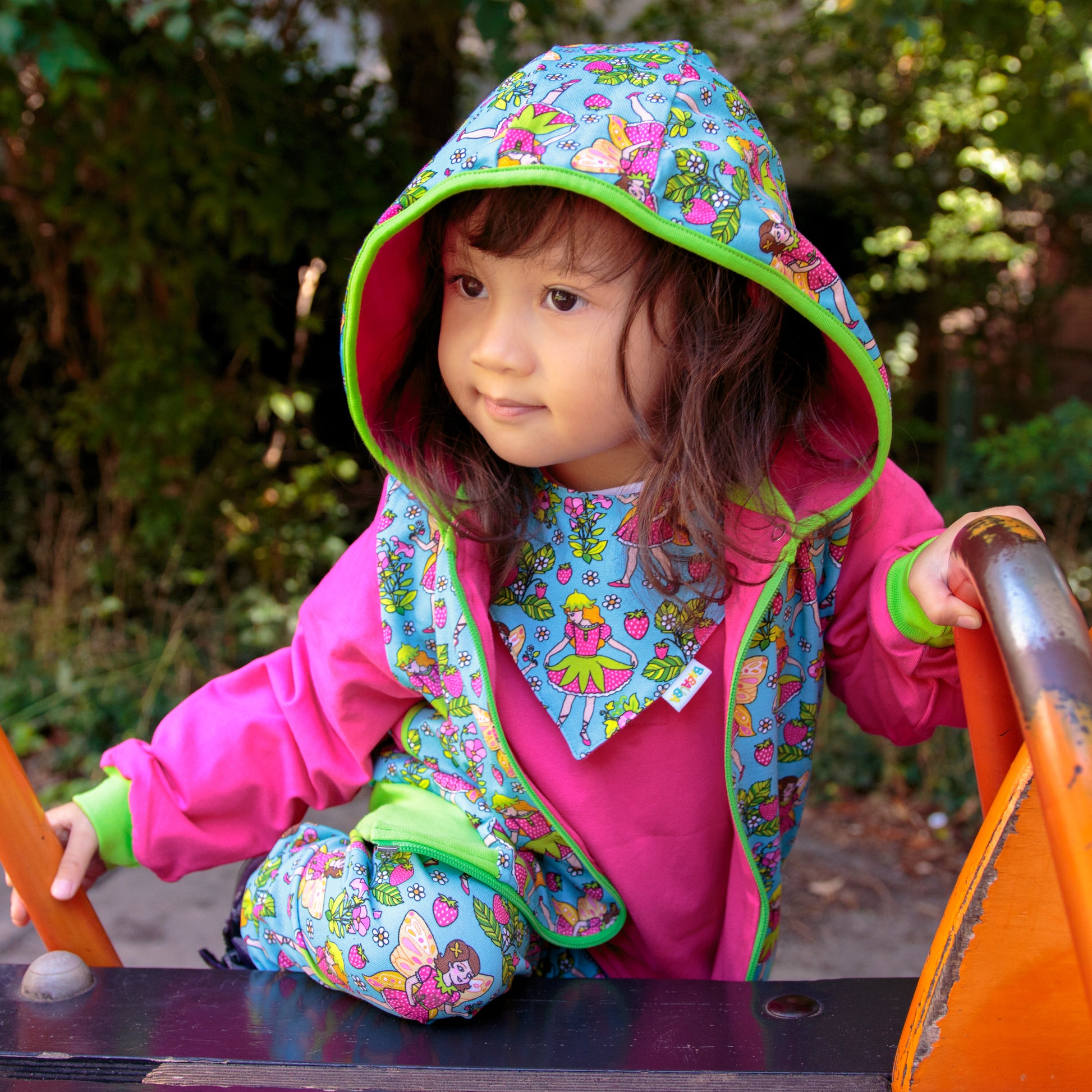 Kind mit Hoodie und Kapuze im Babauba-Stil 