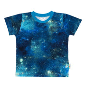 Bunt gemustertes Kurzarmshirt für Kinder im Universum-Look