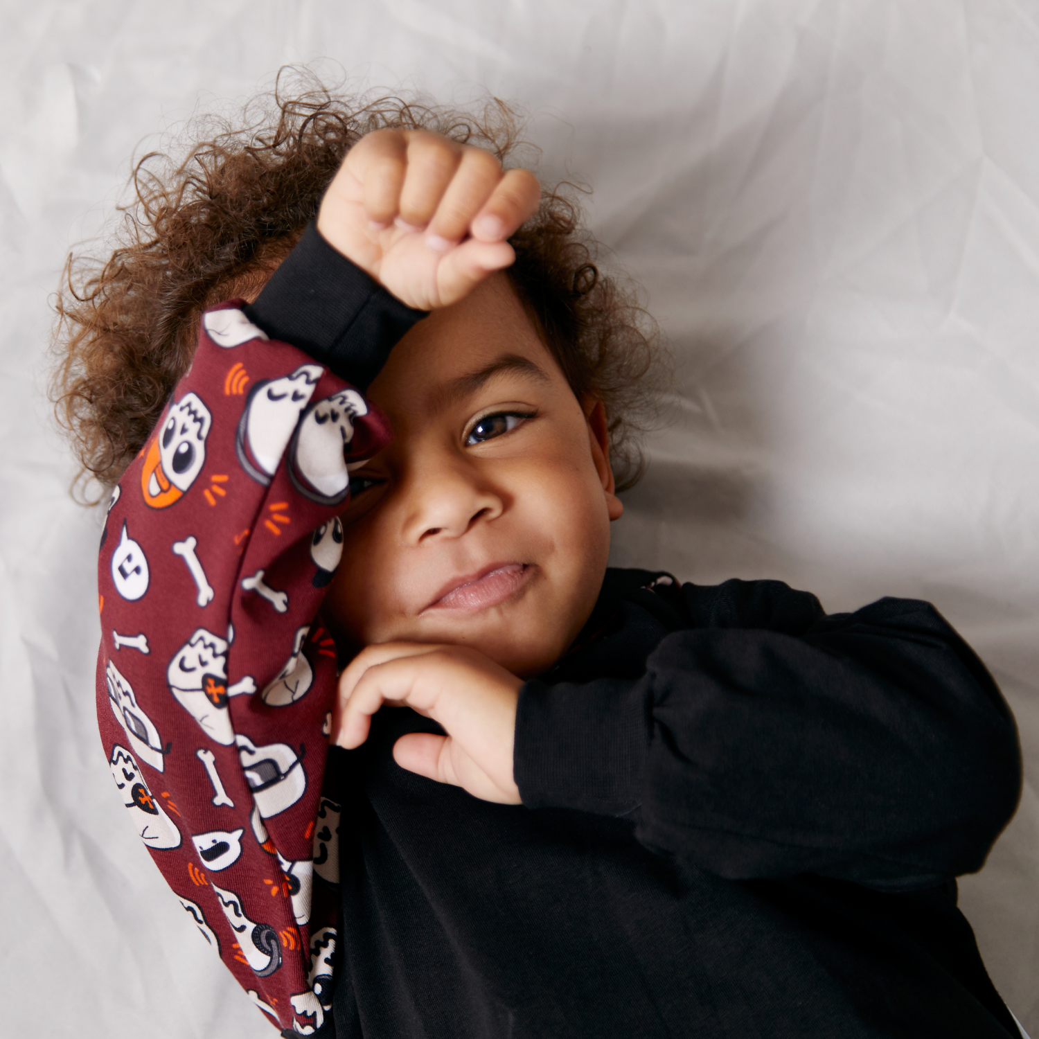 Kind im BabaubaYoungster mit Arm vor Auge